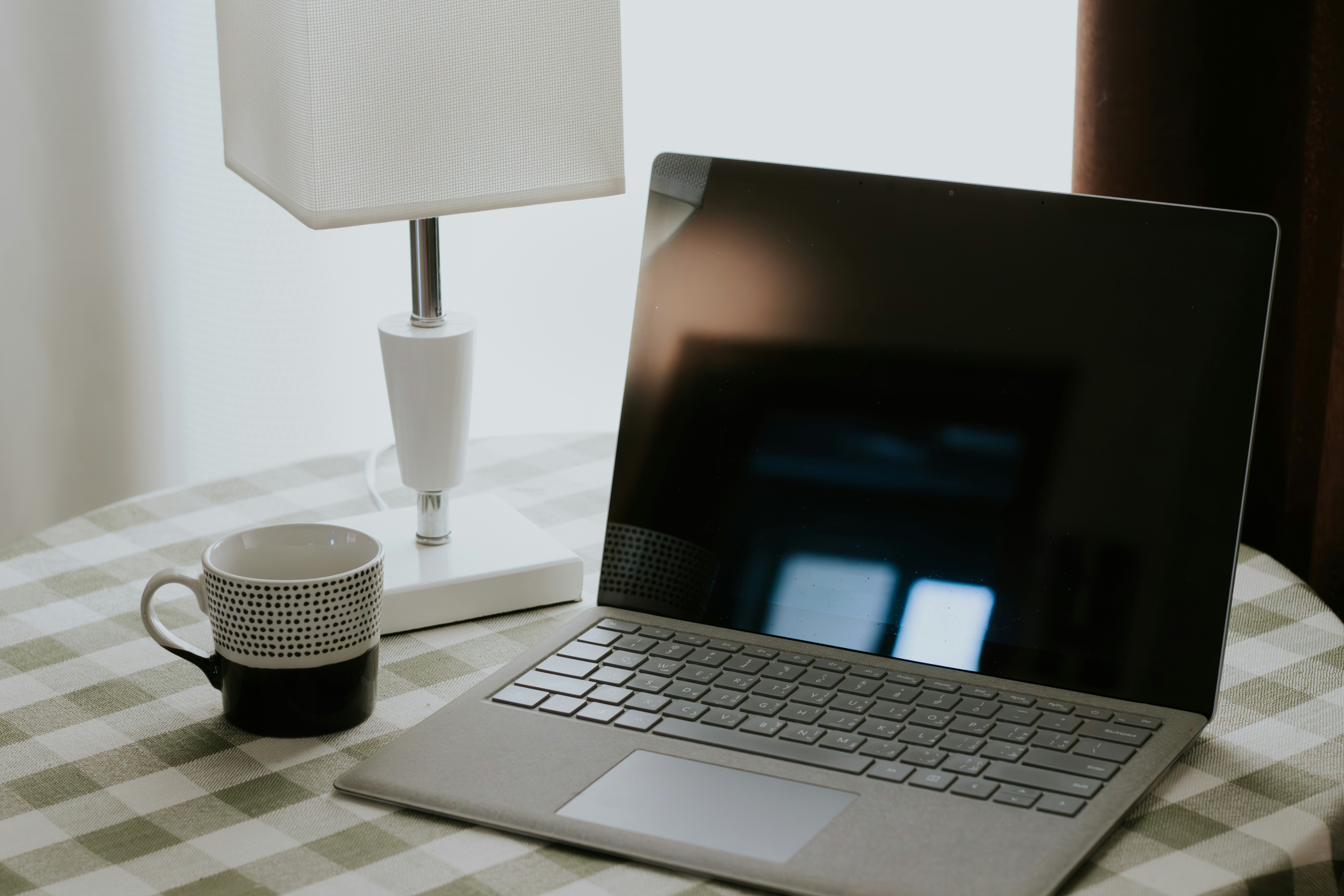 Modern digitális munkakörnyezet laptop és kávé mellett